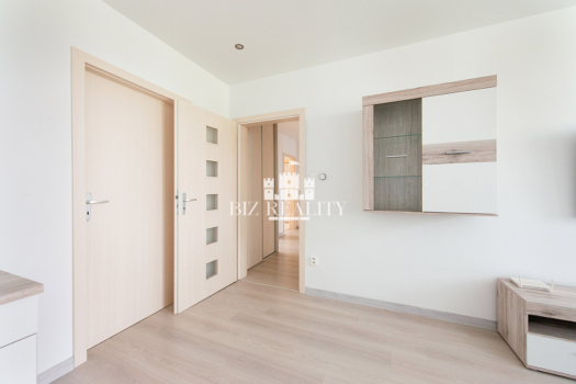 NA PREDAJ 4 izbový byt, kompletná rekonštrukcia, Trenčín